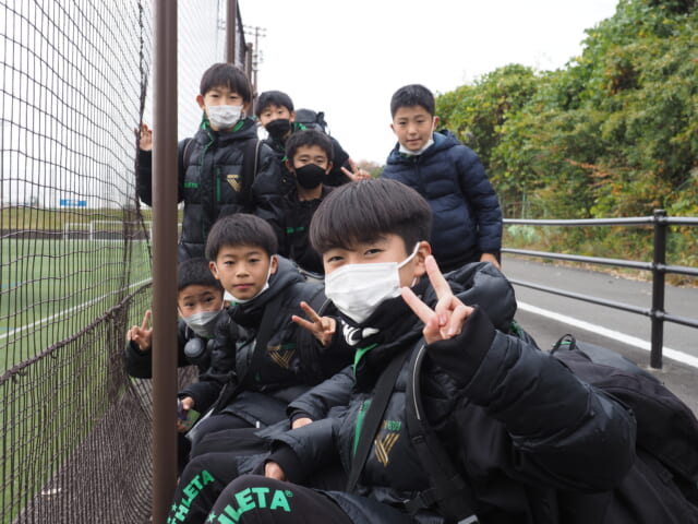 観戦は保護者のみと規制が続くが、東京Vジュニアの選手たちが戦いを見届ける。