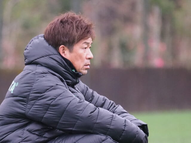 トレーニングを観察する江尻篤彦強化部長。開幕に向けて見通しを立てつつ、勝つためのプランを練っているところだろう。