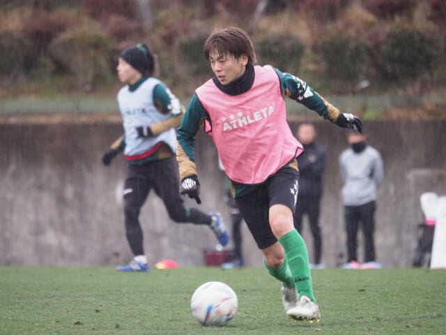雨中、ボールをぐいぐい運ぶ梶川諒太。今季も持ち前のリーダーシップでチームを牽引してほしい。