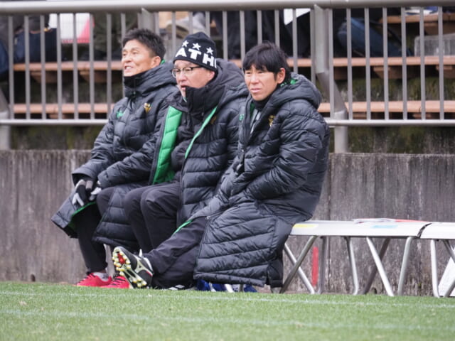 東京Vのベンチ、左から城福浩監督、小倉勉ヘッドコーチ、和田一郎コーチ。今日もだいぶ冷えました。