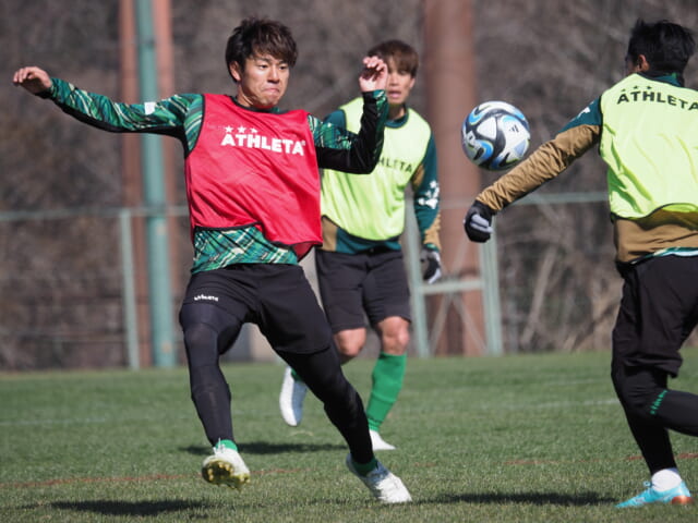 ルーキーイヤーの昨季、河村慶人は28試合3得点3アシストをマーク。攻撃の中心としてさらなる飛躍が期待される。