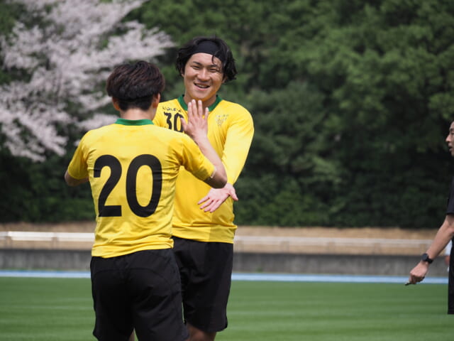2点目を決めた佐川洸介はこの笑顔だ。