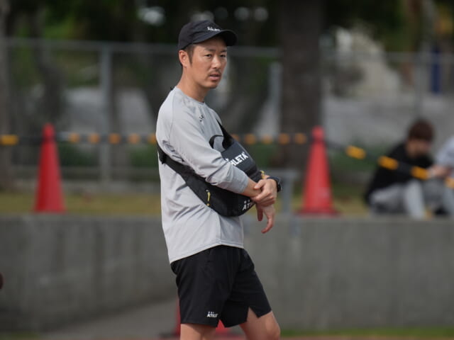 小川秀治トレーナー。のんびり構えているように見えますが、選手に何かあればダッシュで駆けつける。