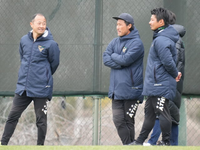 育成のコーチングスタッフがトレーニングを見学しているのをよく見る。東京Vユースの薮田光教監督（左）と佐伯直哉コーチ（中央）。