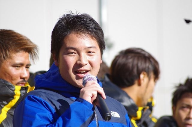 ゴール裏の若手リード、田谷一樹。この日はサポーターを代表して県民歌をリードした。