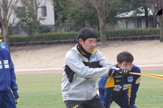 引っ張る役を楽し気にこなす松田正俊ヘッドコーチ。