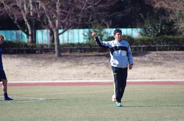 冒頭のトレーニングで指示を出す松田正俊ヘッドコーチ。