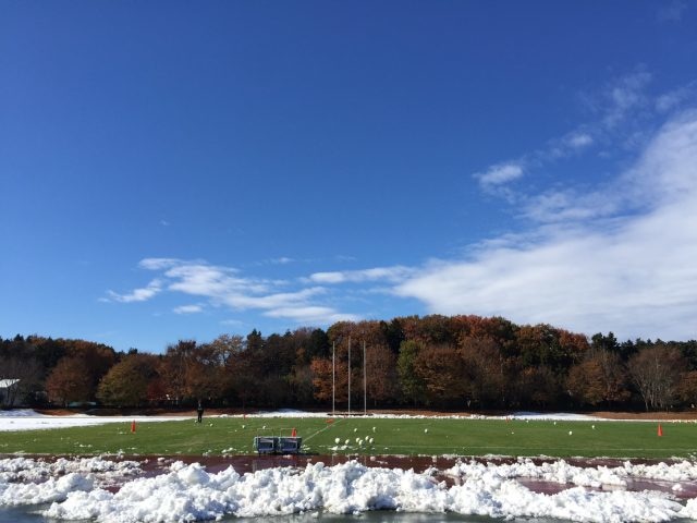 早朝からクラブスタッフやアカデミーコーチらが集結し、1時間超の除雪作業を行い、一面雪景色だったピッチが顔を出した。