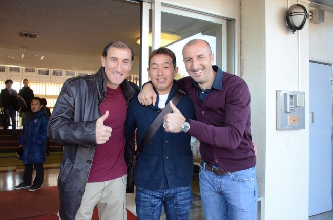 来季はセレッソ大阪で指揮を執ることが決まったランコ ポポヴィッチ監督がヴラディッツァ・グルイッチ コーチ、塚田貴志通訳とともに写真に収まる。