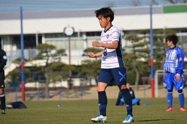 練習試合対東京武蔵野シティFC戦、勝利を決定づけるスーパーなミドルシュートをゴールに突き刺し（4-1）、ガッツポーズの平岡翼。