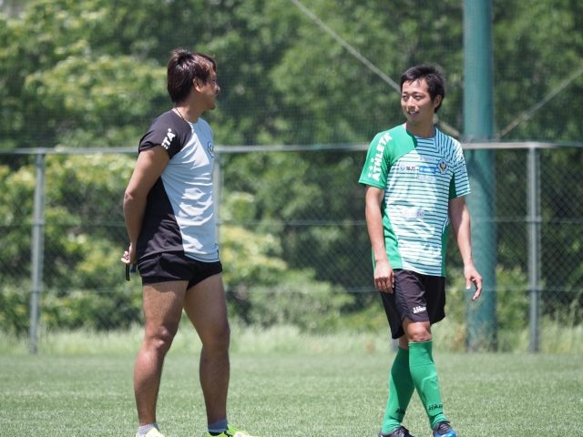 練習後、土肥洋一GKコーチと話す井林。指導者と選手間のつなぎ役を上手にこなしている。