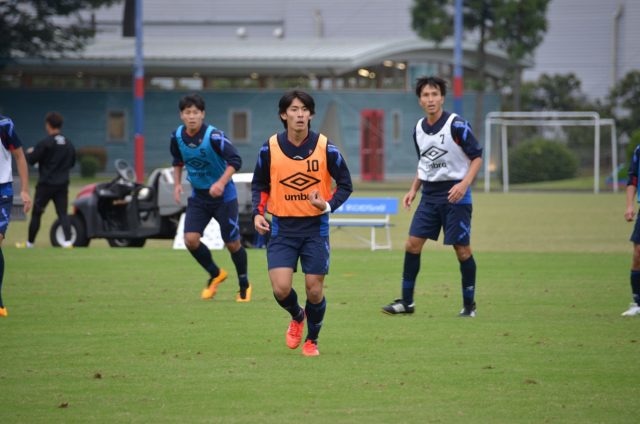 篠田善之監督も「とてもいい選手です」と期待する佐々木渉。フリーマンながらゲーム形式の練習に参加した。