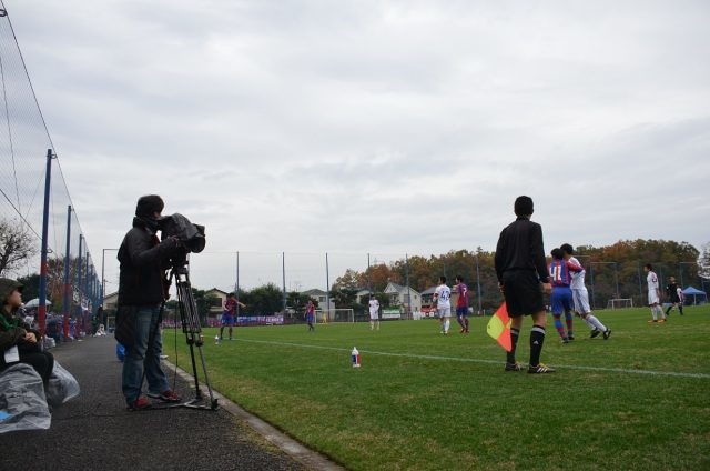 ギャラリーとメディアの増加を考慮し、試合はふだんトップチームが使用する天然芝のコートでおこなわれた。