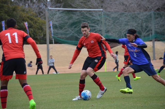 FCソウルの注目選手、オスマールに襲いかかる高萩洋次郎。