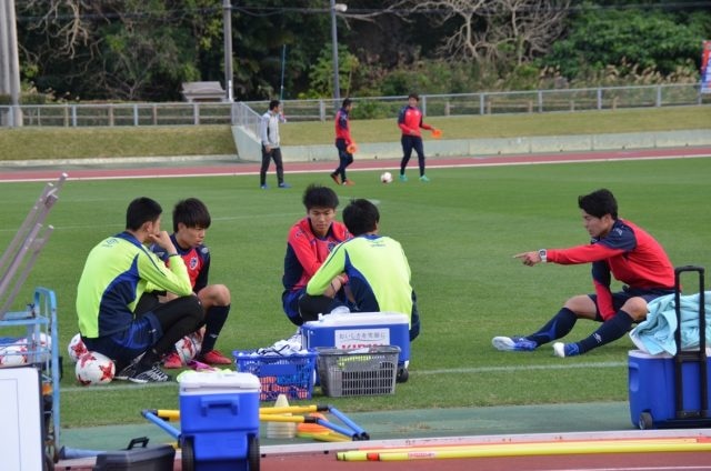 年の近い先輩である小川諒也とともに語り合う、鈴木喜丈をはじめとする新人選手たち。